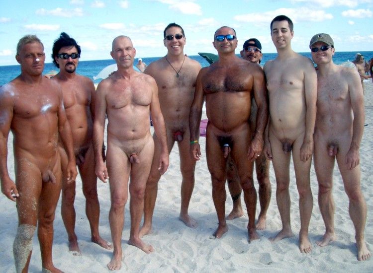 Голые парни на пляже 